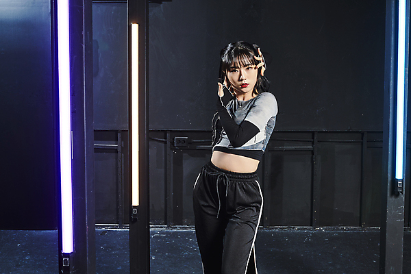 포토 JPG 라이프스타일 응시 여자 포즈 검은배경 실내 힙합 한명 손짓 상반신 20대 성인 앞모습 댄서 한국인 무대 성인여자한명만 힙스터 스트릿댄스 스트리트패션 국내포토 직업 1 시선 패션 음악 뷰포인트 백그라운드 모션 사람 동양인 청년 내부 생활 검은색 춤 여자한명만 성인여자만 파일형식