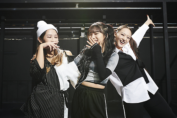 포토 JPG 라이프스타일 여자 포즈 검은배경 실내 힙합 서기 웃음 손짓 상반신 20대 성인 앞모습 옆모습 세명 손들기 댄서 한국인 무대 입가림 비니 성인여자만 힙스터 스트릿댄스 스트리트패션 국내포토 직업 모자_잡화 패션 음악 뷰포인트 백그라운드 모션 표정 사람 동양인 청년 내부 생활 검은색 가림 춤 여자만 성인만 파일형식