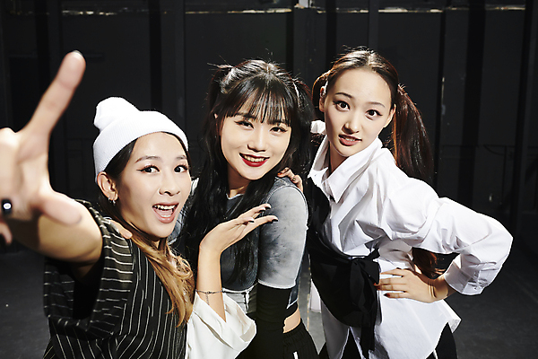 포토 JPG 라이프스타일 응시 여자 허리손 포즈 검은배경 실내 힙합 미소 손짓 상반신 20대 성인 옆모습 세명 댄서 한국인 무대 셀프카메라 비니 손뻗기 성인여자만 힙스터 스트릿댄스 스트리트패션 국내포토 직업 모자 시선 패션 음악 뷰포인트 백그라운드 모션 표정 사람 동양인 청년 내부 생활 검은색 사진촬영 춤 여자만 성인만 파일형식