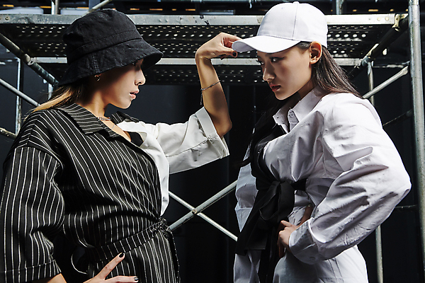 포토 JPG 모자 라이프스타일 여자 허리손 포즈 검은배경 실내 힙합 상반신 20대 성인 두명 옆모습 마주보기 경쟁 댄서 한국인 잡기 성인여자만 힙스터 스트릿댄스 스트리트패션 국내포토 직업 잡화 패션 음악 뷰포인트 백그라운드 컨셉 모션 사람 동양인 청년 내부 생활 검은색 춤 여자만 성인만 파일형식