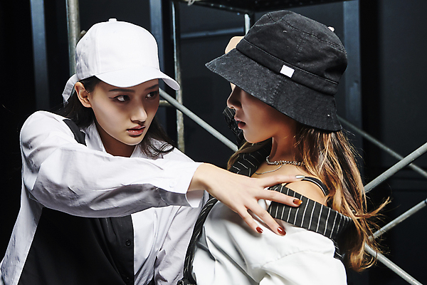 포토 JPG 모자 라이프스타일 응시 여자 포즈 검은배경 실내 힙합 상반신 20대 성인 두명 앞모습 옆모습 경쟁 댄서 한국인 손뻗기 성인여자만 힙스터 어깨에손 스트릿댄스 스트리트패션 국내포토 직업 시선 잡화 패션 음악 뷰포인트 백그라운드 컨셉 모션 사람 동양인 청년 내부 생활 검은색 춤 여자만 성인만 파일형식