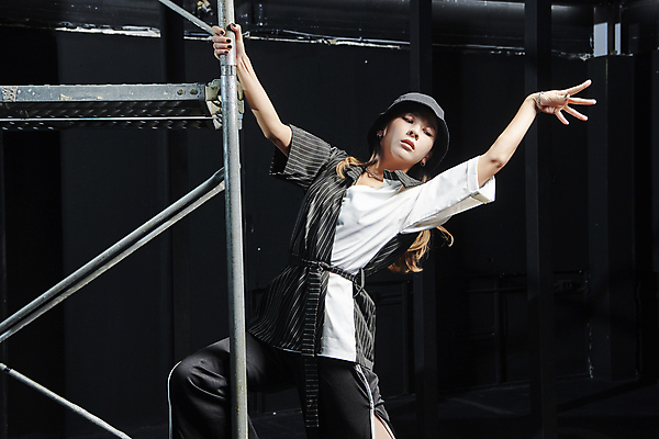 포토 JPG 모자 라이프스타일 여자 포즈 검은배경 실내 힙합 한명 손짓 상반신 20대 성인 앞모습 댄서 한국인 잡기 성인여자한명만 무릎구부리기 힙스터 스트릿댄스 스트리트패션 국내포토 직업 1 잡화 패션 음악 뷰포인트 백그라운드 모션 사람 동양인 청년 내부 생활 검은색 춤 여자한명만 성인여자만 파일형식