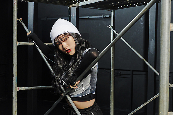 포토 JPG 라이프스타일 응시 여자 포즈 검은배경 실내 힙합 한명 상반신 20대 성인 옆모습 댄서 한국인 잡기 비니 손뻗기 룸비니 성인여자한명만 힙스터 스트릿댄스 스트리트패션 국내포토 직업 모자_잡화 1 시선 패션 음악 뷰포인트 백그라운드 모션 사람 동양인 청년 내부 생활 검은색 춤 여자한명만 성인여자만 파일형식