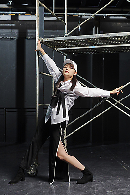 포토 JPG 전신 모자 라이프스타일 응시 여자 포즈 검은배경 실내 힙합 한명 20대 성인 옆모습 댄서 한국인 잡기 손뻗기 성인여자한명만 힙스터 스트릿댄스 스트리트패션 국내포토 직업 1 시선 잡화 패션 음악 뷰포인트 백그라운드 모션 사람 동양인 청년 내부 생활 검은색 춤 여자한명만 성인여자만 파일형식