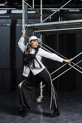 포토 JPG 전신 모자 라이프스타일 응시 여자 포즈 검은배경 실내 힙합 한명 서기 20대 성인 앞모습 댄서 한국인 잡기 손뻗기 성인여자한명만 힙스터 스트릿댄스 스트리트패션 국내포토 직업 1 시선 잡화 패션 음악 뷰포인트 백그라운드 모션 사람 동양인 청년 내부 생활 검은색 춤 여자한명만 성인여자만 파일형식