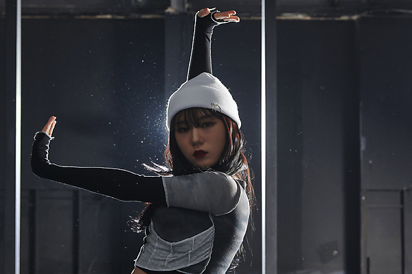 포토 JPG 라이프스타일 응시 여자 포즈 검은배경 실내 힙합 한명 상반신 20대 성인 옆모습 손들기 댄서 한국인 비니 성인여자한명만 힙스터 스트릿댄스 스트리트패션 국내포토 직업 모자_잡화 1 시선 패션 음악 뷰포인트 백그라운드 모션 사람 동양인 청년 내부 생활 검은색 춤 여자한명만 성인여자만 파일형식