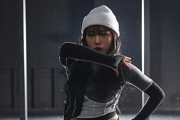 포토 JPG 라이프스타일 응시 여자 허리손 포즈 검은배경 실내 힙합 한명 서기 상반신 20대 성인 앞모습 댄서 한국인 비니 성인여자한명만 힙스터 스트릿댄스 스트리트패션 국내포토 직업 모자_잡화 1 시선 패션 음악 뷰포인트 백그라운드 모션 사람 동양인 청년 내부 생활 검은색 춤 여자한명만 성인여자만 파일형식