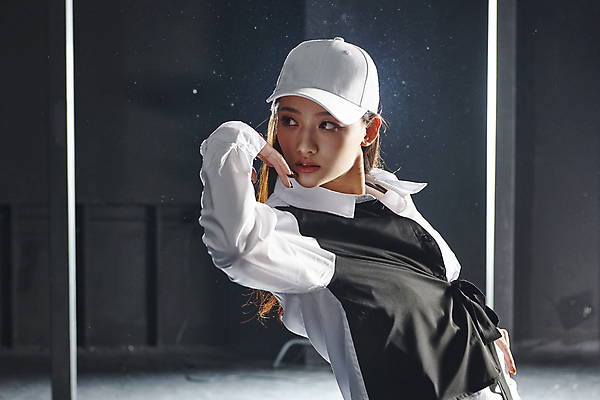 포토 JPG 모자 라이프스타일 응시 여자 포즈 검은배경 실내 힙합 한명 서기 손짓 상반신 20대 성인 옆모습 댄서 한국인 성인여자한명만 힙스터 스트릿댄스 스트리트패션 국내포토 직업 1 시선 잡화 패션 음악 뷰포인트 백그라운드 모션 사람 동양인 청년 내부 생활 검은색 춤 여자한명만 성인여자만 파일형식