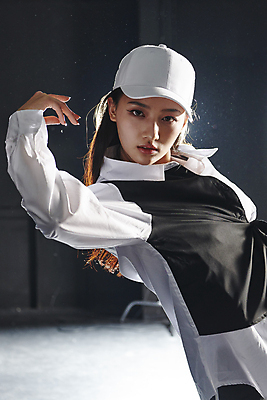 포토 JPG 모자 라이프스타일 응시 여자 포즈 검은배경 실내 힙합 한명 손짓 상반신 20대 성인 옆모습 빛 댄서 한국인 성인여자한명만 힙스터 스트릿댄스 스트리트패션 국내포토 직업 1 시선 잡화 패션 음악 뷰포인트 백그라운드 모션 사람 동양인 청년 내부 생활 검은색 춤 여자한명만 성인여자만 파일형식