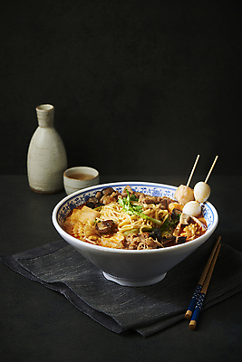 포토 JPG 스튜디오촬영 그릇 술잔 검은배경 술병 실내 사람없음 중식 식탁보 꼬치 매움 기호식품 나무젓가락 마라탕 국내포토 식기 음식 백그라운드 젓가락 병_용기 잔 주류 내부 검은색 맛 파일형식