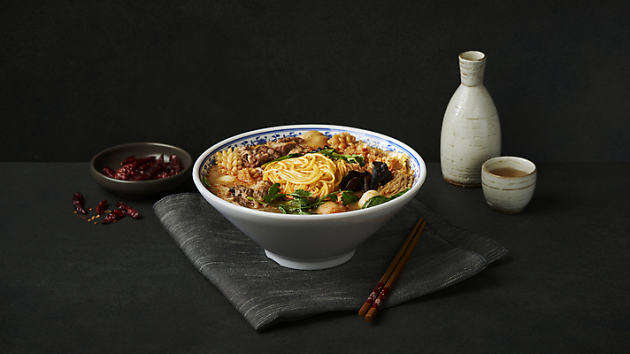 포토 JPG 스튜디오촬영 그릇 접시 술잔 검은배경 술병 실내 사람없음 중식 식탁보 매움 홍고추 기호식품 나무젓가락 마라탕 국내포토 식기 음식 백그라운드 젓가락 고추 병_용기 잔 주류 내부 검은색 맛 파일형식