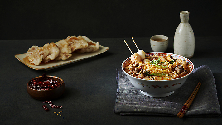 포토 JPG 스튜디오촬영 그릇 접시 술잔 검은배경 술병 실내 사람없음 중식 식탁보 꼬치 매움 홍고추 기호식품 나무젓가락 마라탕 꿔바로우 국내포토 식기 음식 백그라운드 젓가락 고추 병_용기 잔 주류 내부 검은색 맛 파일형식