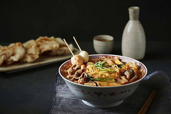 포토 JPG 스튜디오촬영 그릇 접시 술잔 검은배경 술병 실내 사람없음 중식 식탁보 꼬치 매움 기호식품 마라탕 꿔바로우 국내포토 식기 음식 백그라운드 병_용기 잔 주류 내부 검은색 맛 파일형식