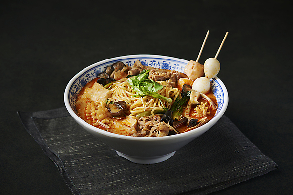 포토 JPG 스튜디오촬영 그릇 검은배경 실내 사람없음 중식 식탁보 꼬치 매움 기호식품 마라탕 국내포토 식기 음식 백그라운드 내부 검은색 맛 파일형식