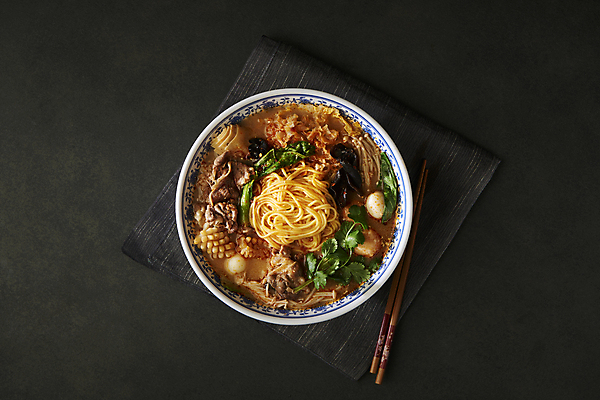 포토 JPG 스튜디오촬영 그릇 검은배경 실내 사람없음 하이앵글 중식 식탁보 매움 기호식품 나무젓가락 마라탕 국내포토 식기 음식 뷰포인트 백그라운드 젓가락 내부 검은색 맛 파일형식