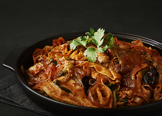 포토 JPG 스튜디오촬영 접시 검은배경 실내 근접촬영 사람없음 중식 식탁보 매움 기호식품 마라샹궈 국내포토 식기 음식 뷰포인트 백그라운드 내부 검은색 맛 파일형식