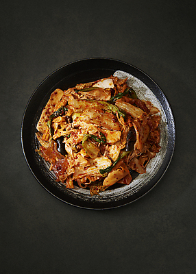 포토 JPG 스튜디오촬영 접시 검은배경 실내 사람없음 하이앵글 중식 매움 기호식품 마라샹궈 국내포토 식기 음식 뷰포인트 백그라운드 내부 검은색 맛 파일형식