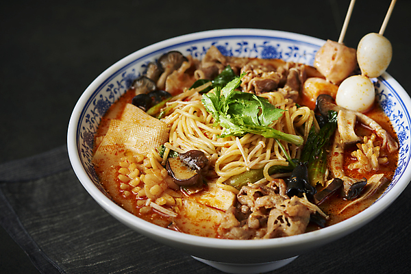 포토 JPG 스튜디오촬영 그릇 검은배경 실내 사람없음 중식 식탁보 꼬치 매움 기호식품 마라탕 국내포토 식기 음식 백그라운드 내부 검은색 맛 파일형식