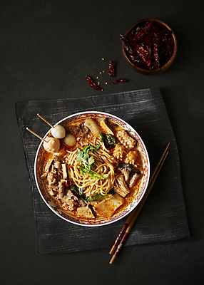 포토 JPG 스튜디오촬영 그릇 검은배경 실내 사람없음 하이앵글 중식 식탁보 꼬치 매움 홍고추 기호식품 나무젓가락 나무그릇 마라탕 국내포토 식기 음식 뷰포인트 백그라운드 젓가락 고추 내부 목재 검은색 맛 파일형식