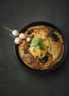 포토 JPG 스튜디오촬영 그릇 검은배경 실내 사람없음 하이앵글 중식 꼬치 매움 기호식품 마라탕 국내포토 식기 음식 뷰포인트 백그라운드 내부 검은색 맛 파일형식