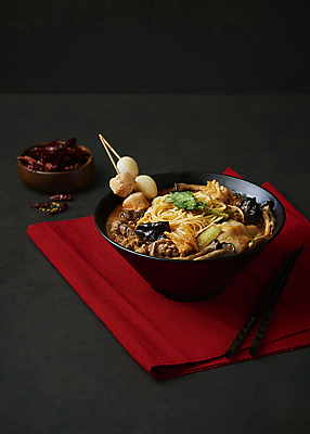 포토 JPG 스튜디오촬영 그릇 검은배경 실내 사람없음 중식 식탁보 꼬치 매움 홍고추 기호식품 나무젓가락 나무그릇 마라탕 국내포토 식기 음식 백그라운드 젓가락 고추 내부 목재 검은색 맛 파일형식