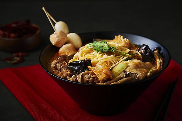 포토 JPG 스튜디오촬영 그릇 검은배경 실내 사람없음 아웃포커스 중식 식탁보 꼬치 매움 기호식품 마라탕 국내포토 식기 음식 백그라운드 촬영기법 내부 검은색 맛 파일형식