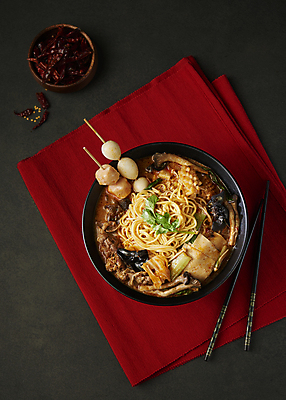 포토 JPG 스튜디오촬영 그릇 검은배경 실내 사람없음 하이앵글 중식 식탁보 꼬치 매움 홍고추 기호식품 나무젓가락 나무그릇 마라탕 국내포토 식기 음식 뷰포인트 백그라운드 젓가락 고추 내부 목재 검은색 맛 파일형식