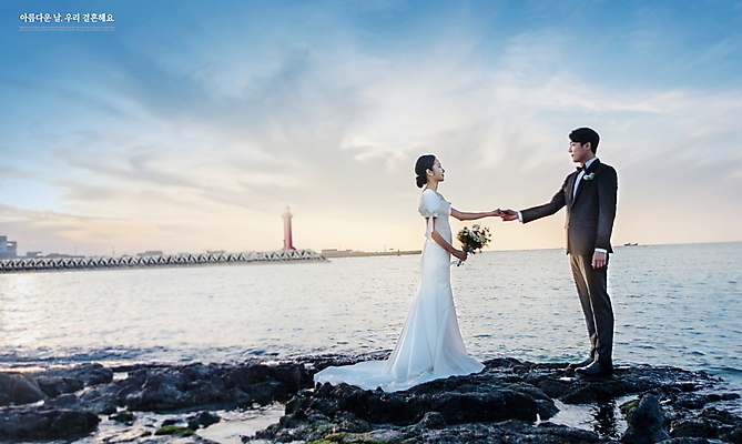 전신 PSD 구름 편집이미지 여자 남자 바다 부케 웨딩드레스 결혼 하늘 등대 들기 정장 턱시도 20대 성인 두명 30대 파란색 마주보기 노을 손잡기 한국인 바위 신랑신부 성인만 이미지편집 자연요소 드레스 옷 신부_웨딩 컬러 꽃다발 신랑 모션 사람 동양인 이벤트 청년 장년 돌_바위 파일형식