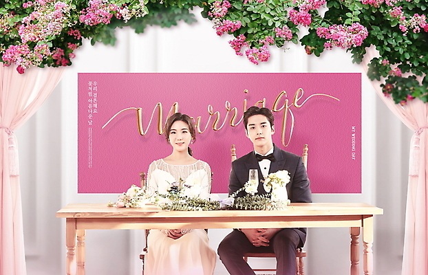 PSD 편집이미지 여자 남자 꽃 분홍색 웨딩드레스 결혼 탁자 미소 앉기 정장 턱시도 상반신 20대 성인 두명 한국인 커튼 신랑신부 성인만 이미지편집 식물 드레스 옷 신부_웨딩 컬러 가구 신랑 모션 표정 사람 동양인 이벤트 청년 파일형식