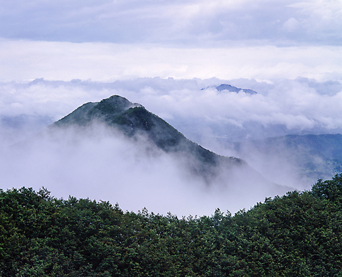 포토 JPG 주간 구름 자연 하늘 산 한국 풍경 사람없음 야외 안개 산등성이 국내여행 국내포토 자연요소 아시아 여행 날씨 생태계 파일형식