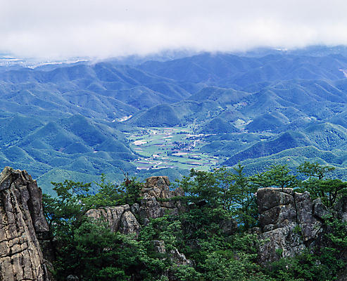 포토 JPG 주간 구름 자연 하늘 바위산 산 한국 풍경 사람없음 야외 마을 산등성이 국내여행 산마을 국내포토 자연요소 아시아 여행 돌산 생태계 파일형식