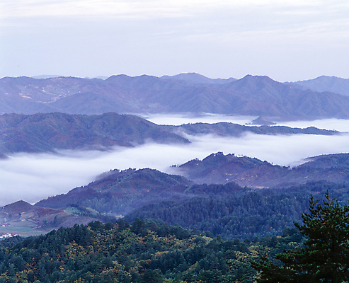 포토 JPG 주간 구름 자연 하늘 산 한국 풍경 사람없음 야외 안개 산등성이 국내여행 국내포토 자연요소 아시아 여행 날씨 생태계 파일형식