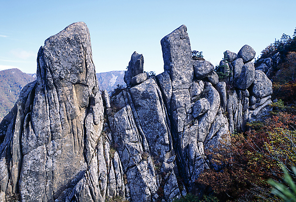 포토 JPG 주간 자연 하늘 바위산 산 한국 풍경 사람없음 야외 바위 국내여행 국내포토 자연요소 아시아 여행 돌_바위 돌산 생태계 파일형식