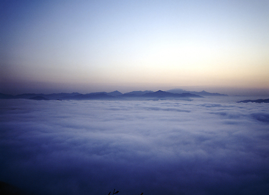 포토 JPG 주간 구름 자연 산 한국 풍경 사람없음 야외 운해 비네팅 국내여행 국내포토 자연요소 아시아 여행 촬영기법 생태계 파일형식 구름_자연