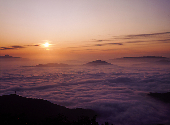 포토 JPG 주간 구름 자연 하늘 산 한국 풍경 사람없음 야외 태양 일몰 운해 국내여행 국내포토 자연요소 아시아 여행 노을 생태계 파일형식 구름_자연