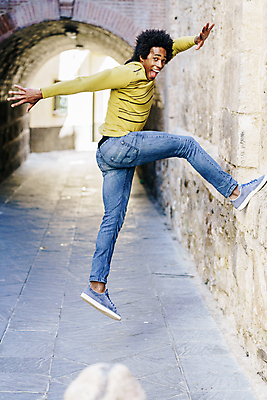 포토 JPG 해외이미지 모델 1 학생 라이프스타일 헤어스타일 남자 행복 벽 백그라운드 거리 한명 사람 성인 야외 유행 점프 검은색 기쁨 청바지 표현 도시 시원함 쿠바 카피스페이스 해외포토 감정 컬러 바지 모션 생활 공백 중앙아메리카 파일형식 이미지허브