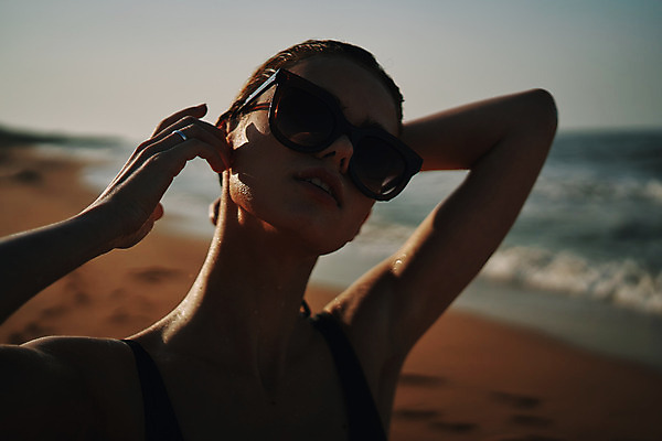 포토 JPG 해외이미지 주간 여자 여유 휴식 한명 상반신 성인 해변 야외 앞모습 아웃포커스 여름휴가 바캉스 선글라스 묶기 역광 성인여자한명만 해외포토 자연요소 1 감정 안경 바다 뷰포인트 컨셉 모션 휴가 촬영기법 사람 여자한명만 성인여자만 파일형식 여름_계절 이미지허브