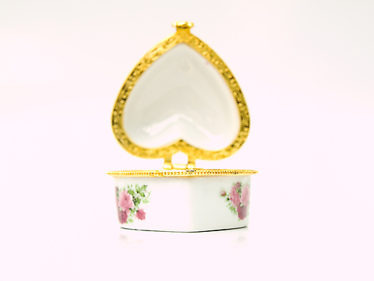 포토 JPG 해외이미지 꽃 백그라운드 패턴 포장 장신구 사람없음 장식 상자 컬러풀 노란색 흰색 오픈 도자기 화려 황금 고급 우아함 작음 컨테이너 보석 패키지 손질 보물 고립 해외포토 식물 산업 컬러 컨셉 무늬 크기 광석 파일형식 이미지허브