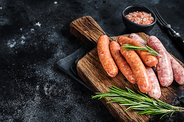 포토 JPG 해외이미지 검은배경 실내 사람없음 소시지 로즈메리 나무도마 해외포토 백그라운드 도마 내부 목재 검은색 가공식품 허브 파일형식 이미지허브