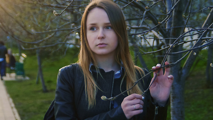 포토 JPG 해외이미지 백인 모델 1 응시 공원 여자 교육 얼굴 선 백그라운드 컨셉 자연 조류 하늘 산 한명 미소 사람 성인 야외 목재 초록색 물 뷰티 다이어리 공책 흰색 연못 무선전화기 거짓말 혼자 해외포토 자연요소 서양인 나무 동물 시선 공공시설 컬러 재료 문구용품 표정 신체부위 사무용품 전화기 생태계 파일형식 이미지허브