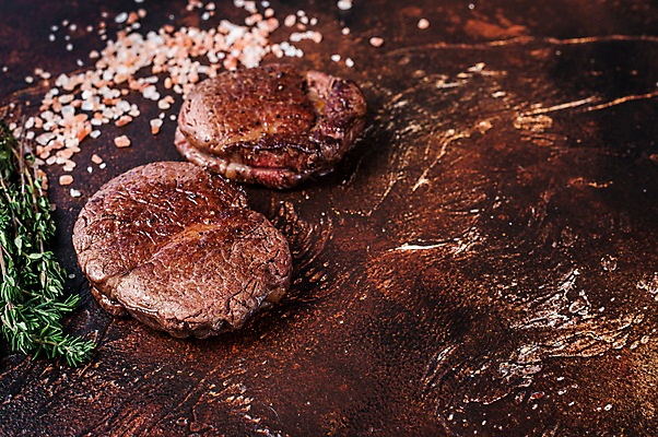 포토 JPG 해외이미지 실내 스테이크 비프스테이크 사람없음 소고기 로즈메리 카피스페이스 갈색배경 핑크솔트 해외포토 백그라운드 서양음식 육류 내부 갈색 공백 허브 소금 파일형식 이미지허브