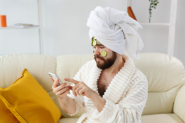 포토 JPG 해외이미지 남자 오이 수염 한명 들기 상반신 성인 옆모습 스마트폰 수건 뷰티 목욕가운 스킨케어 오이팩 성인남자한명만 해외포토 1 뷰포인트 채소 모션 사람 핸드폰 스마트기기 위생용품 가운 팩 남자한명만 성인남자만 파일형식 이미지허브