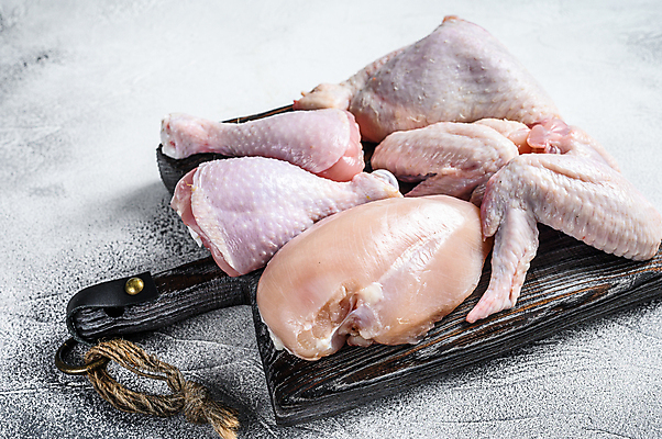 포토 JPG 해외이미지 실내 사람없음 닭고기 신선 흰배경 날것 닭다리 나무도마 닭가슴살 닭날개 해외포토 백그라운드 도마 육류 내부 목재 흰색 파일형식 이미지허브