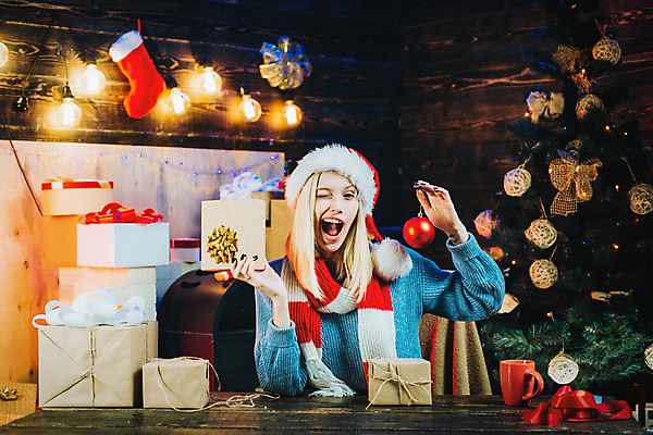 포토 JPG 해외이미지 모자 여자 행복 감정 얼굴 크리스마스 산타모자 새해 주택 선물 한명 미소 웃음 뷰티 크리스마스트리 산타클로스 희망 놀람 기쁨 축하 흥분 소원 해외포토 모자_잡화 1 잡화 기념일 컨셉 표정 사람 건물 신체부위 파일형식 이미지허브