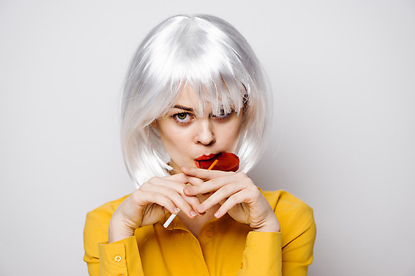 포토 JPG 해외이미지 응시 여자 막대사탕 한명 들기 상반신 성인 앞모습 하트 은색 먹기 가발 성인여자한명만 힙스터 해외포토 모양 1 시선 패션 뷰포인트 컬러 모션 사탕 사람 여자한명만 성인여자만 파일형식 이미지허브