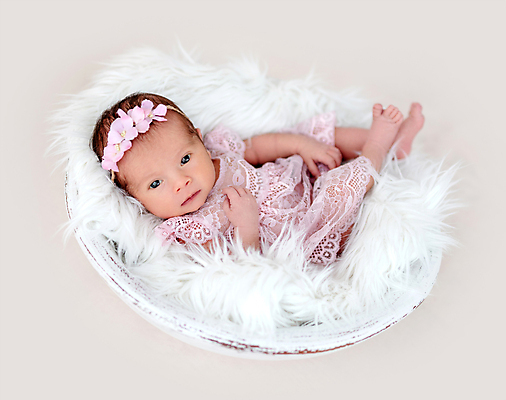 포토 JPG 해외이미지 드레스 여자 한명 귀여움 아기 신생아 머리띠 아기침대 여자아기한명만 안락 해외포토 1 옷 컨셉 장신구 사람 아기용품 침대 여자한명만 여자아기만 파일형식 이미지허브