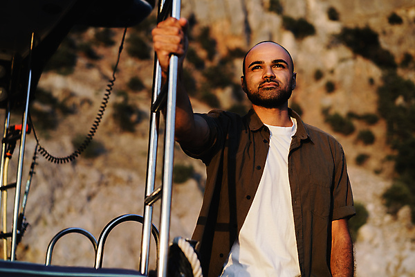 포토 JPG 해외이미지 응시 남자 요트 한명 상반신 성인 앞모습 아웃포커스 여름휴가 바캉스 잡기 성인남자한명만 해외포토 1 시선 뷰포인트 배_교통 모션 휴가 촬영기법 사람 남자한명만 성인남자만 파일형식 여름_계절 이미지허브