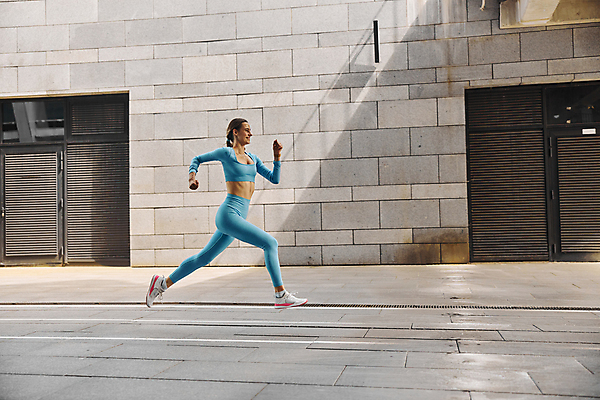 포토 JPG 해외이미지 백인 1 라이프스타일 웰빙 여자 행복 스포츠 백그라운드 신체 모션 하늘 운동선수 건강 한명 사람 성인 야외 파란색 운동복 달리기 조깅 운동 활발 에너지 도시 결심 날씬함 연습 마라톤 달리기선수 해외포토 서양인 옷 감정 컬러 컨셉 경기 생활 육상스포츠 몸매 육상선수 파일형식 이미지허브