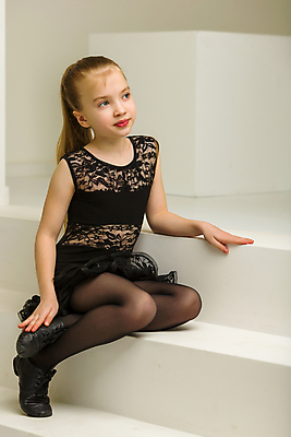 포토 JPG 해외이미지 전신 백인 응시 여자 어린이 포즈 실내 한명 앉기 옆모습 발레리나 발레복 발레옷 소녀한명만 해외포토 서양인 1 시선 옷 뷰포인트 모션 사람 내부 발레 여자한명만 소녀만 파일형식 이미지허브