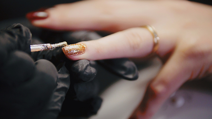 포토 JPG 해외이미지 직업 여자 얼굴 장갑 휴식 직장 실내 건강 관리 미소 사람 앉기 두명 뷰티 유행 상점 스파 화장품 장비 램프 작업 못 손톱관리 손톱 고객 크림 순수 순서 돌봄 바디케어 해외포토 손 잡화 컨셉 회사 모션 조명 표정 내부 신체부위 공구 네일아트 파일형식 이미지허브